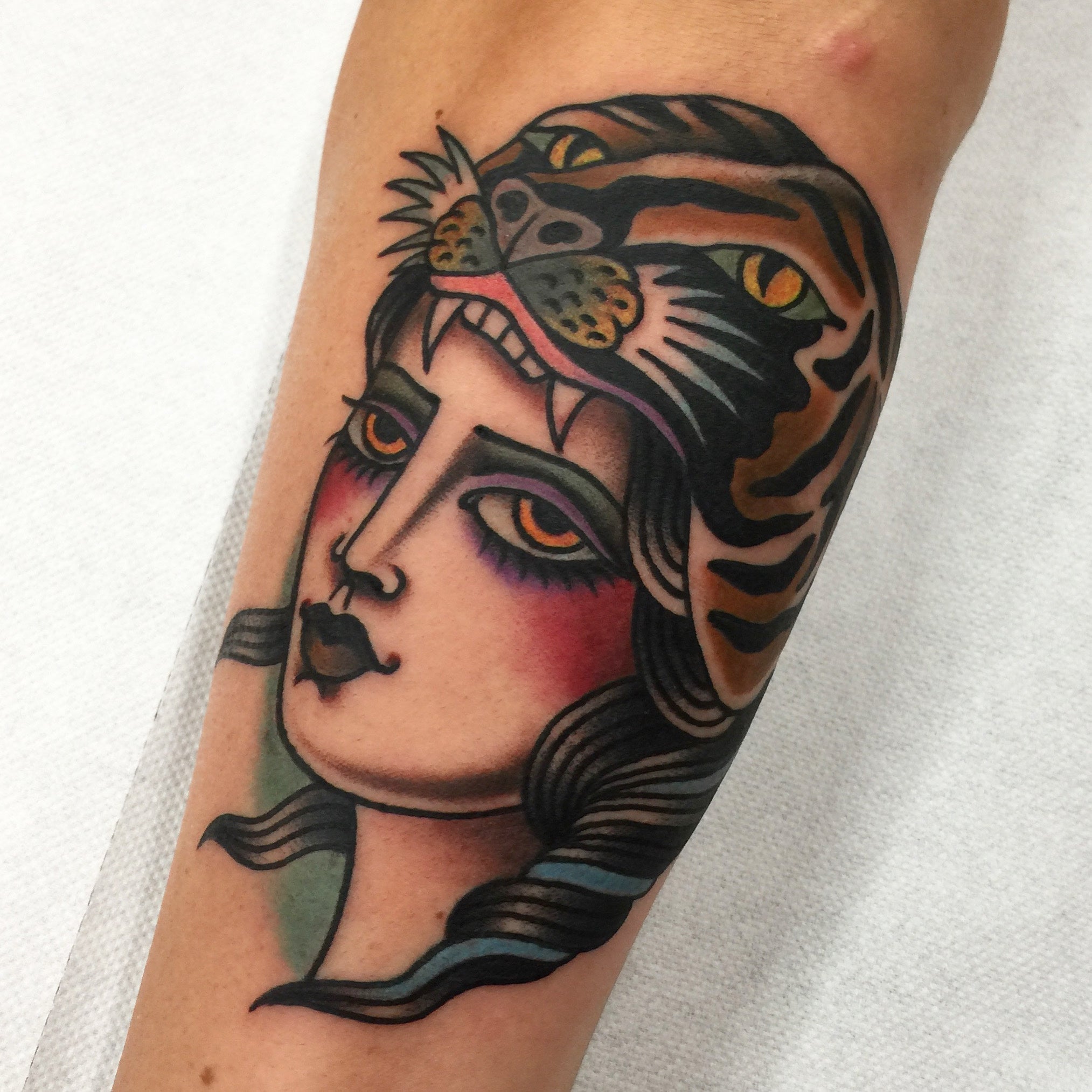 tatuaggio old school di viso di donna con copricapo di tigre